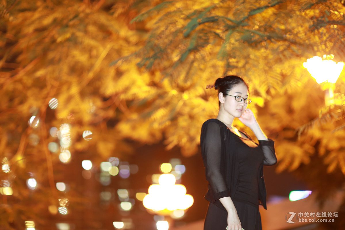 众里寻她千百度，蓦然回首，那人却在，灯火阑珊处。