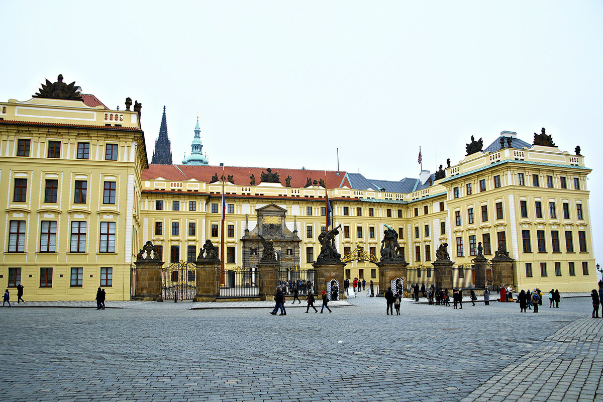 总统府大门前东欧五国行捷克