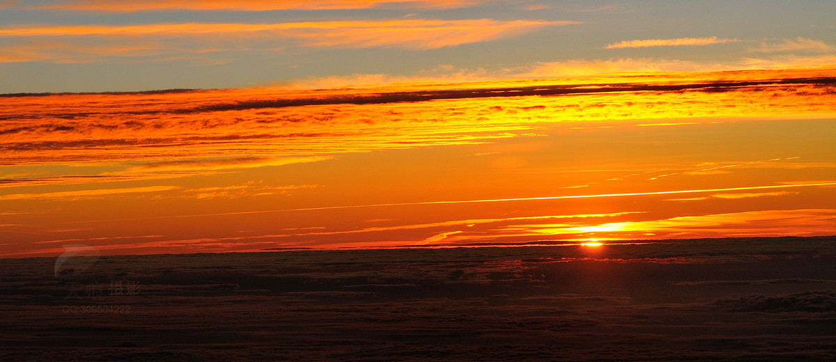 飞机上的日出