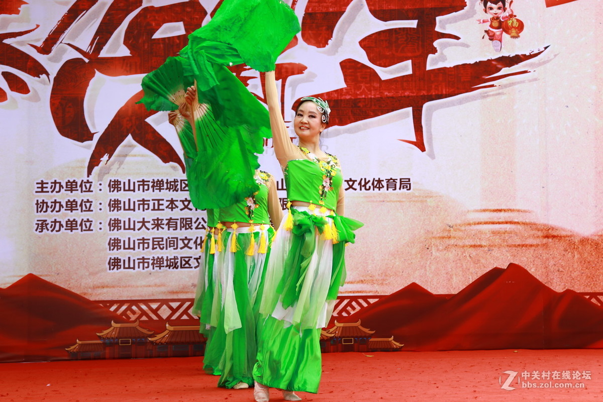 金鸡纳福，彩凤迎春〔贺贴〕