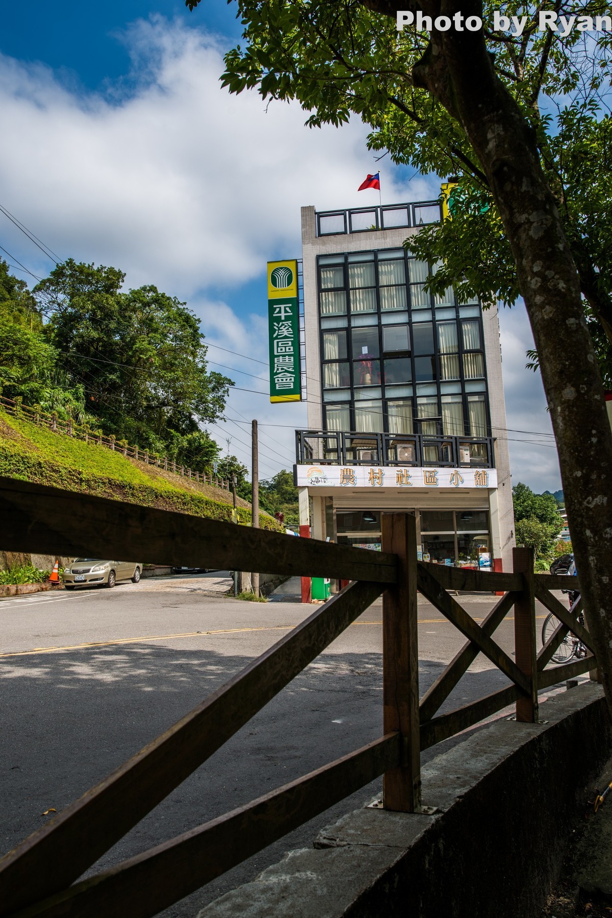 一个天灯在铁道旁升起的乡镇-台湾平溪一
