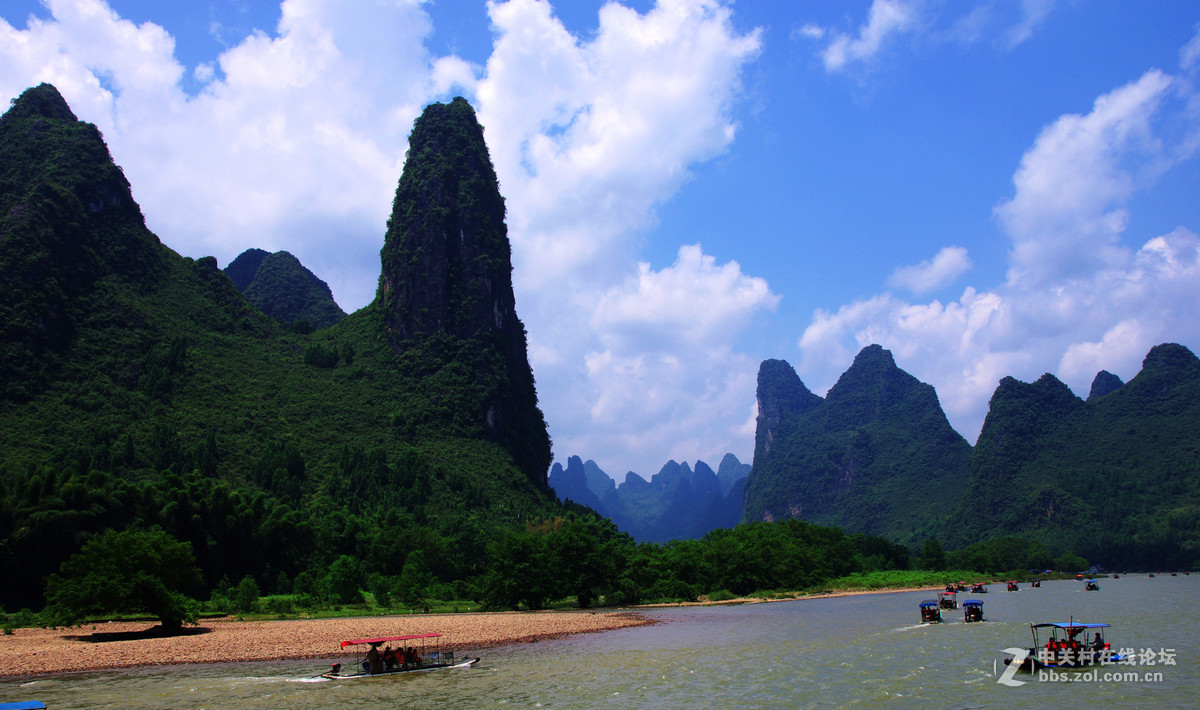 青山碧水，蓝天白云。