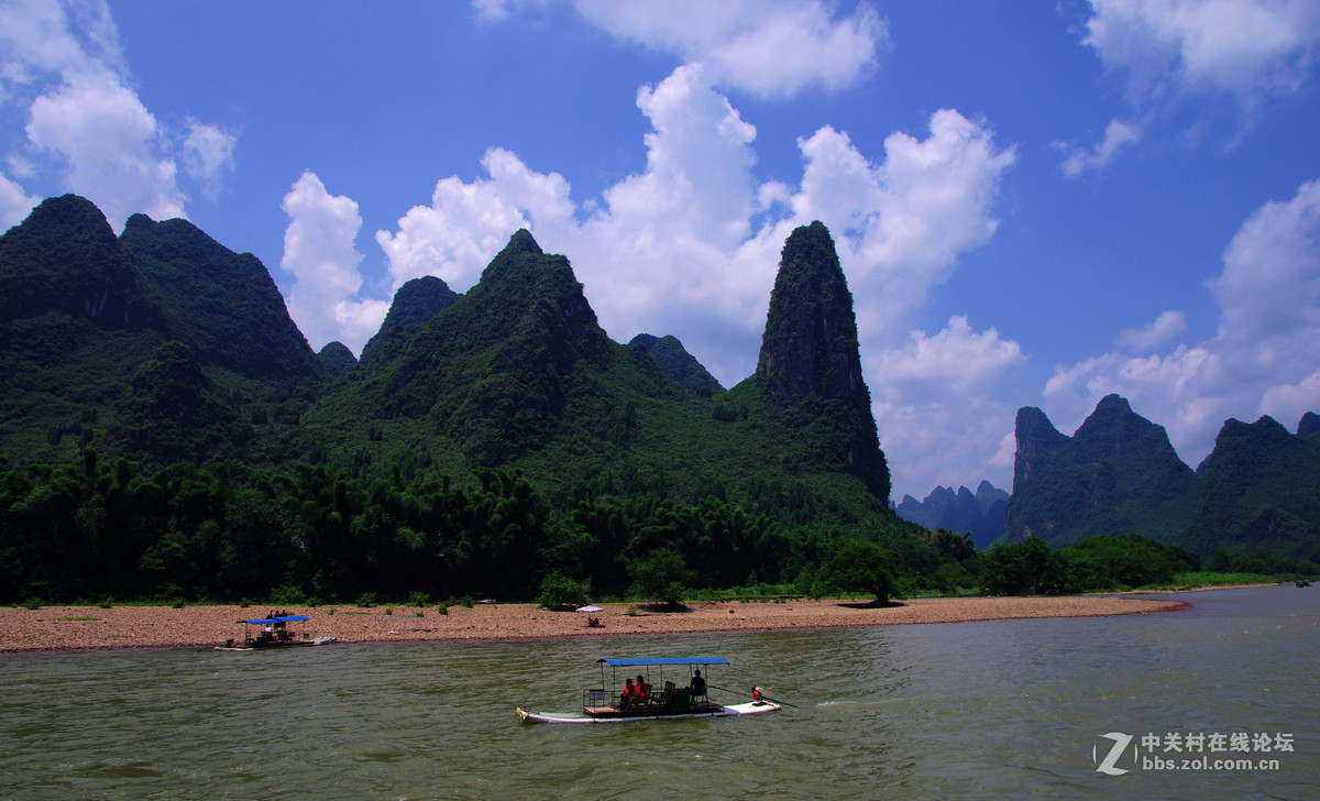 青山碧水，蓝天白云。