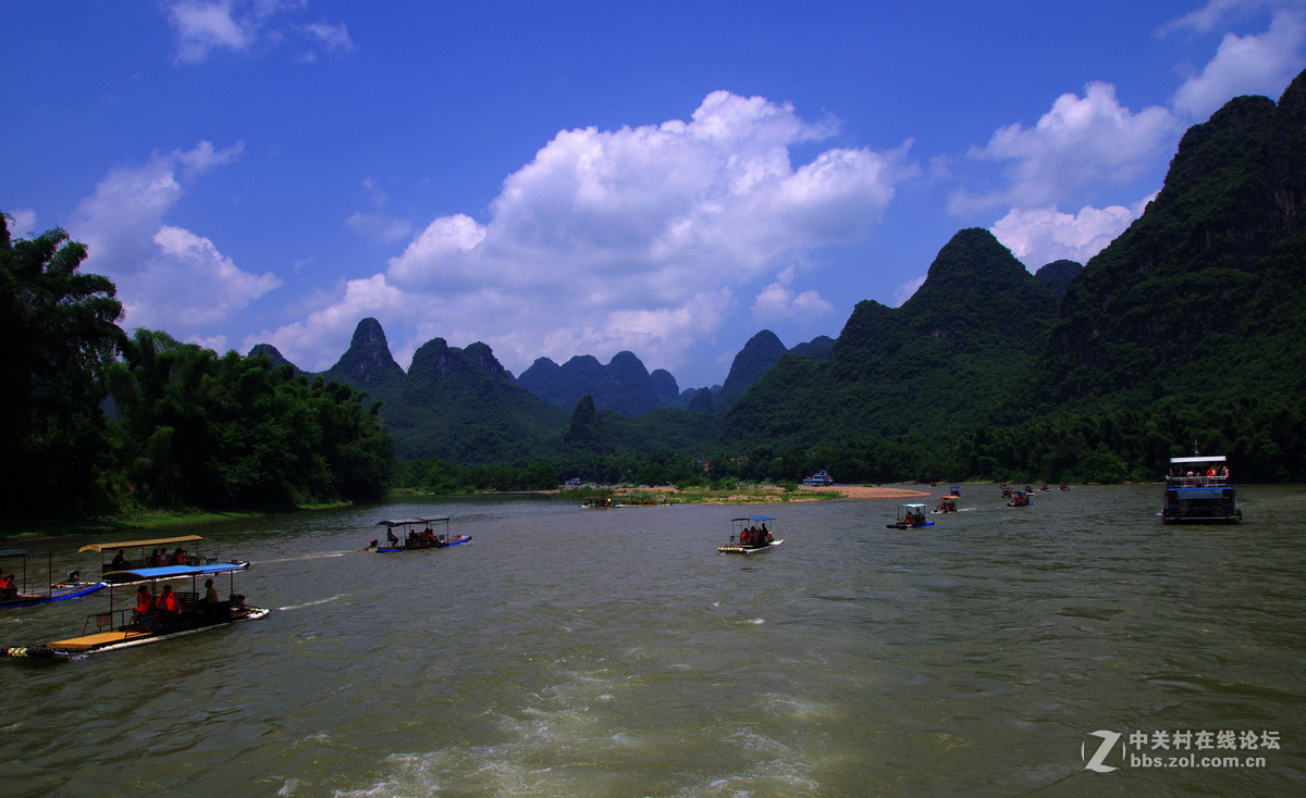 青山碧水，蓝天白云。