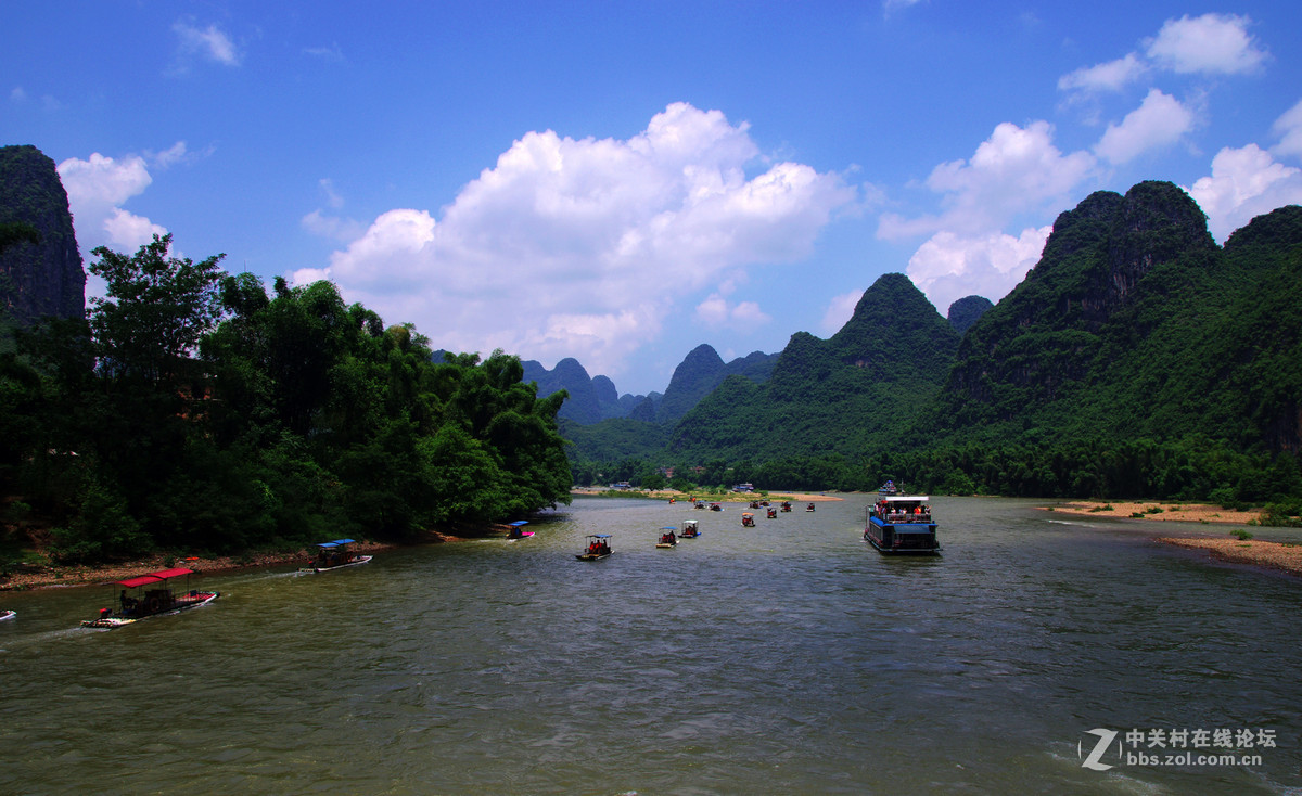 青山碧水，蓝天白云。