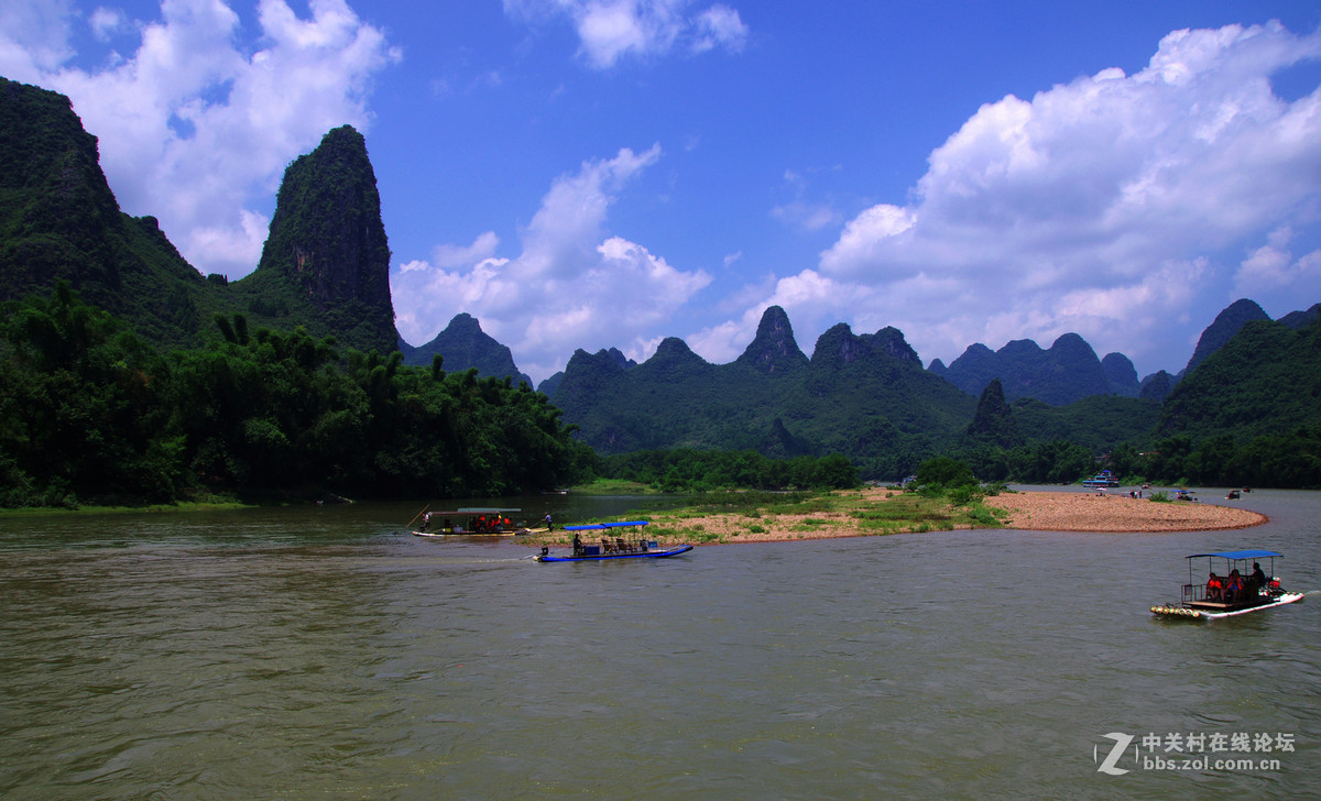 青山碧水，蓝天白云。
