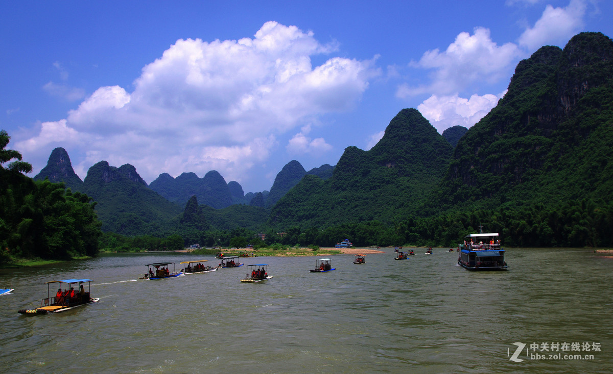 青山碧水，蓝天白云。