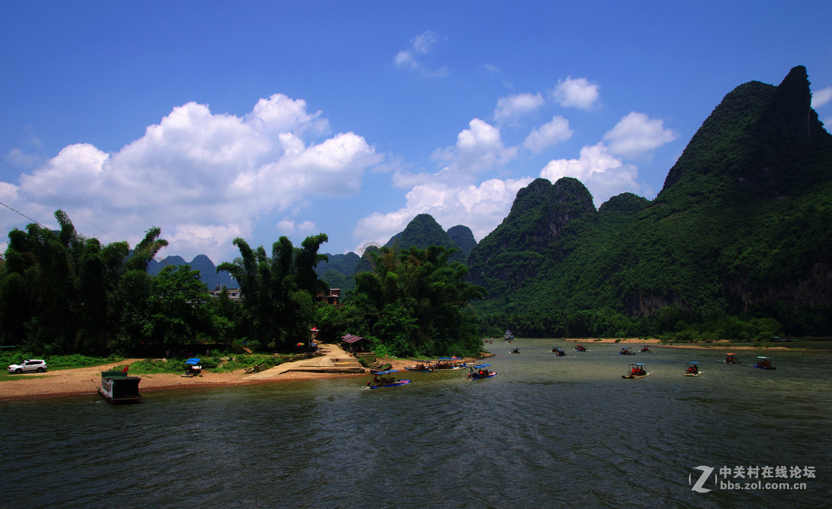 青山碧水，蓝天白云。