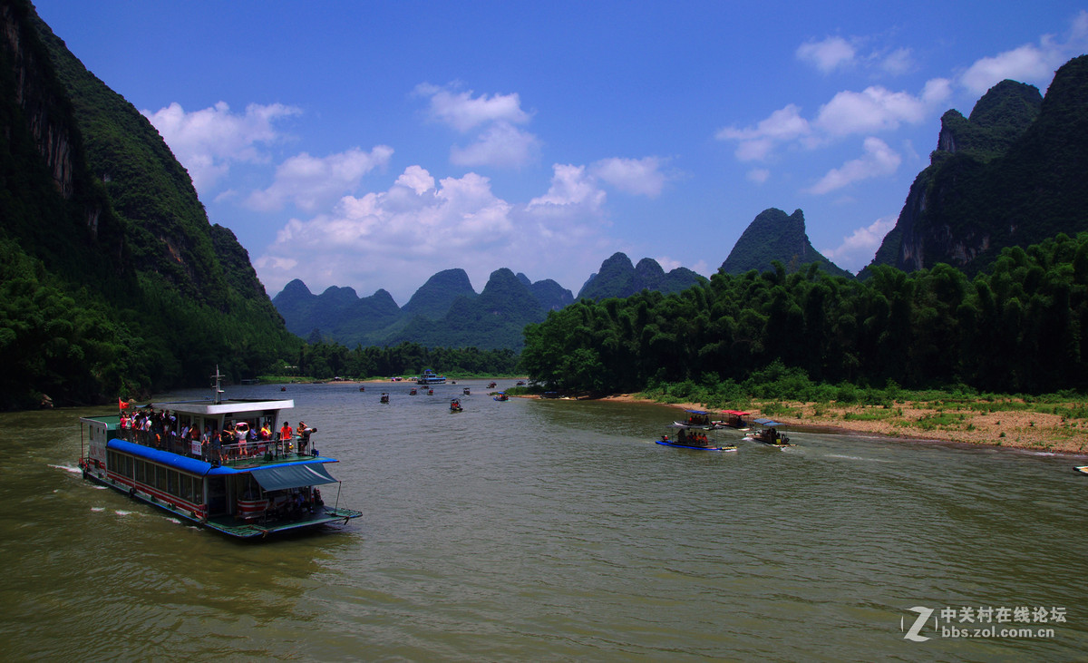 青山碧水，蓝天白云。