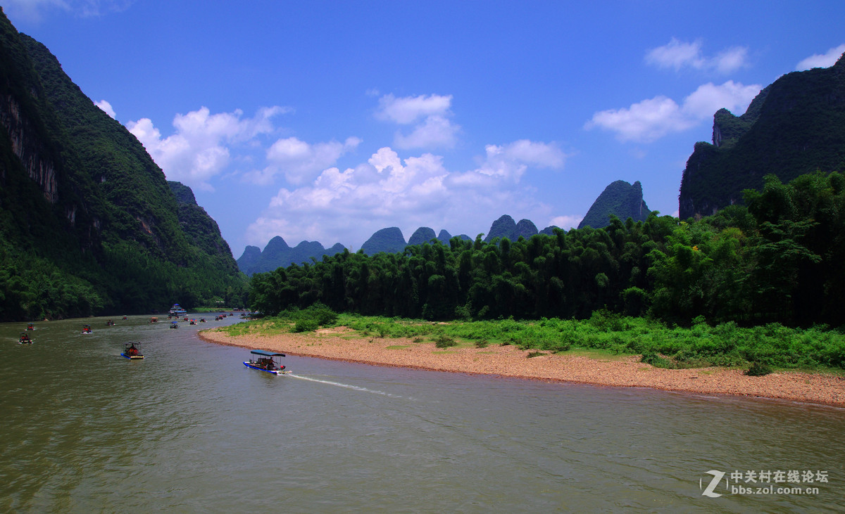 青山碧水，蓝天白云。