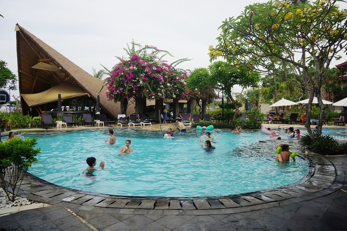 印尼印象---巴厘岛宾馆游泳池风光！。。。。