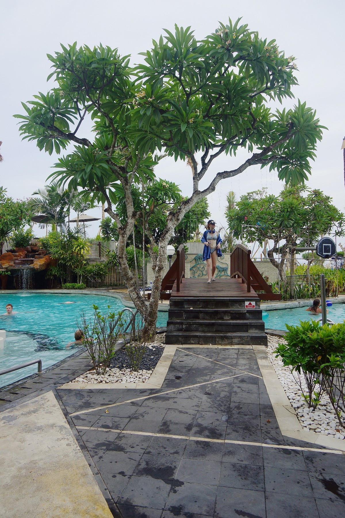 印尼印象---巴厘岛宾馆游泳池风光！。。。。