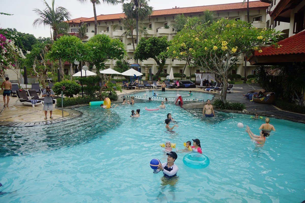 印尼印象---巴厘岛宾馆游泳池风光！。。。。