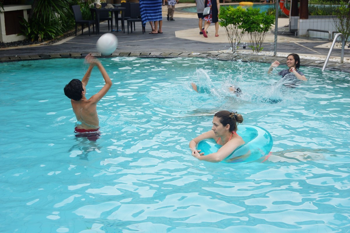 印尼印象---巴厘岛宾馆游泳池风光！。。。。