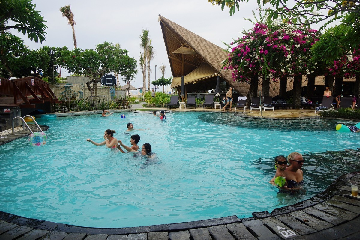 印尼印象---巴厘岛宾馆游泳池风光！。。。。