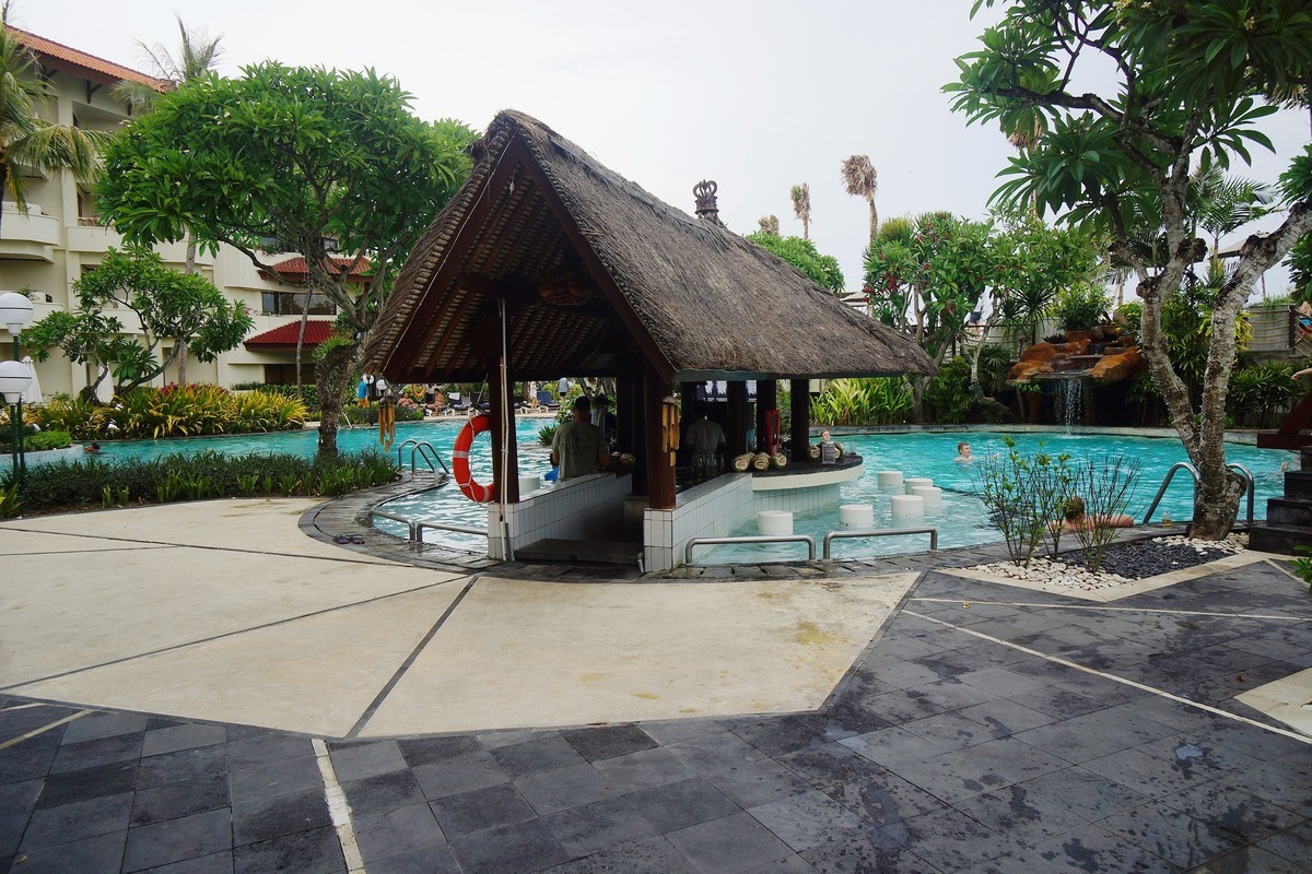 印尼印象---巴厘岛宾馆游泳池风光！。。。。