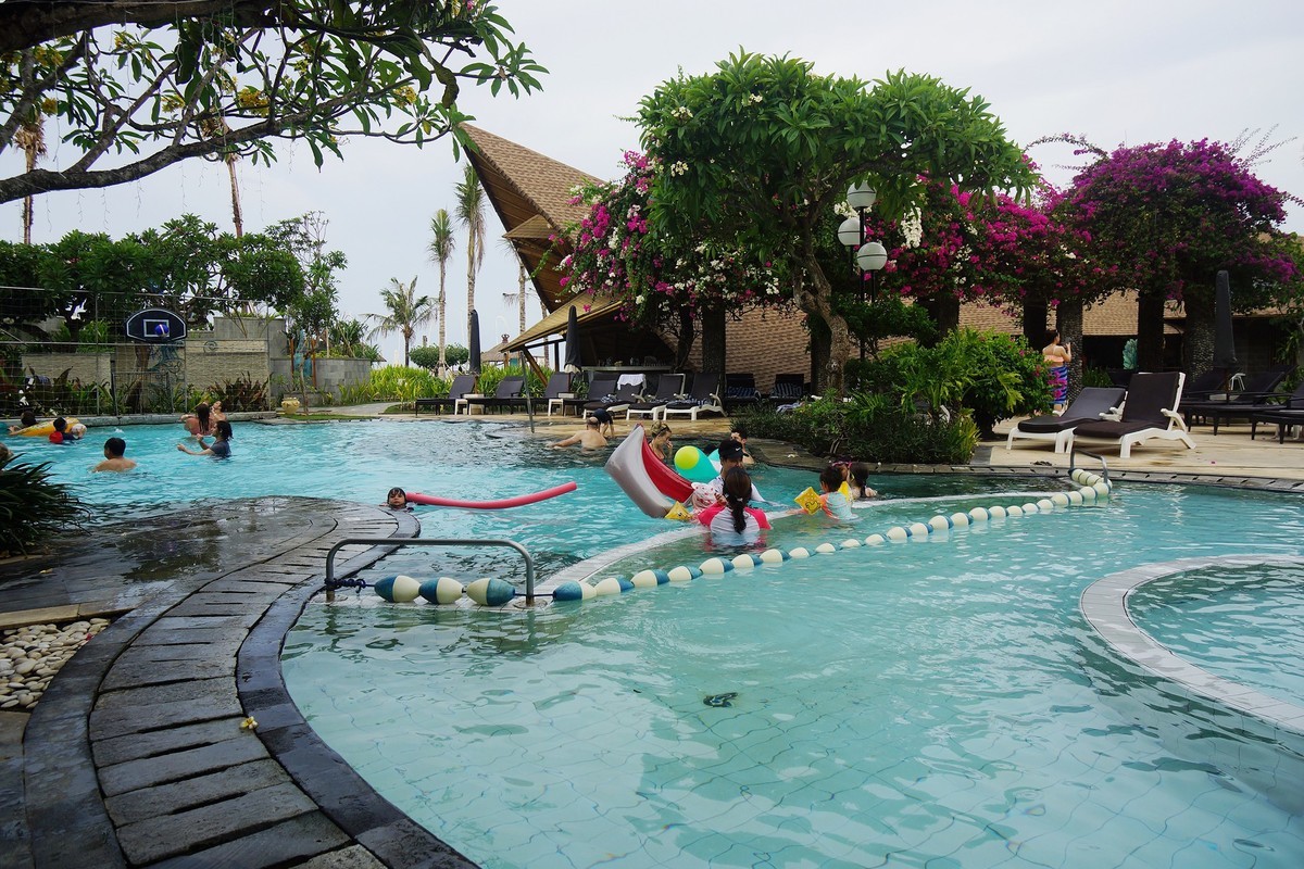 印尼印象---巴厘岛宾馆游泳池风光！。。。。