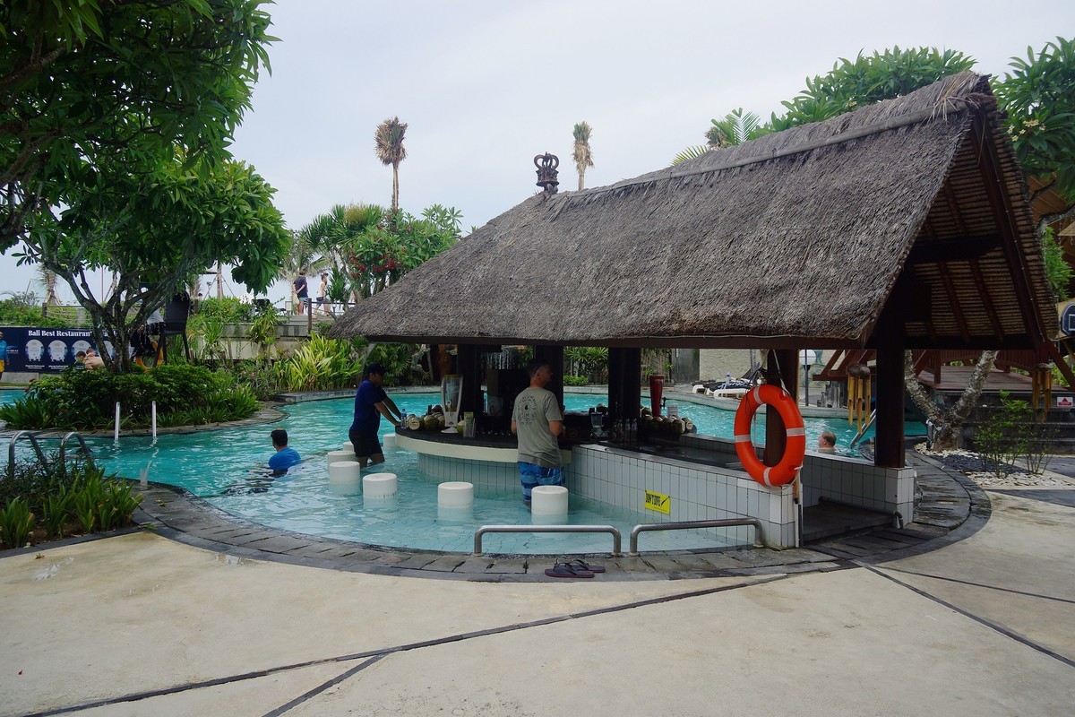 印尼印象---巴厘岛宾馆游泳池风光！。。。。