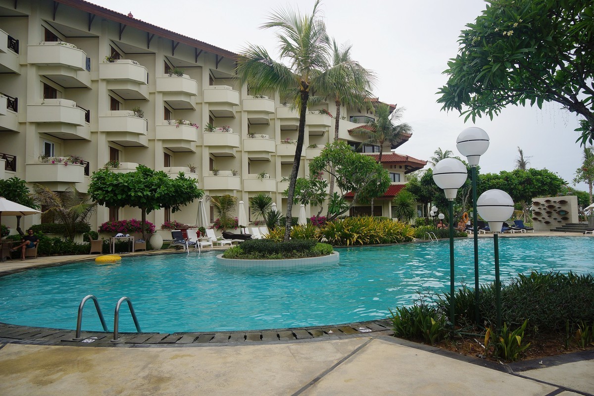 印尼印象---巴厘岛宾馆游泳池风光！。。。。