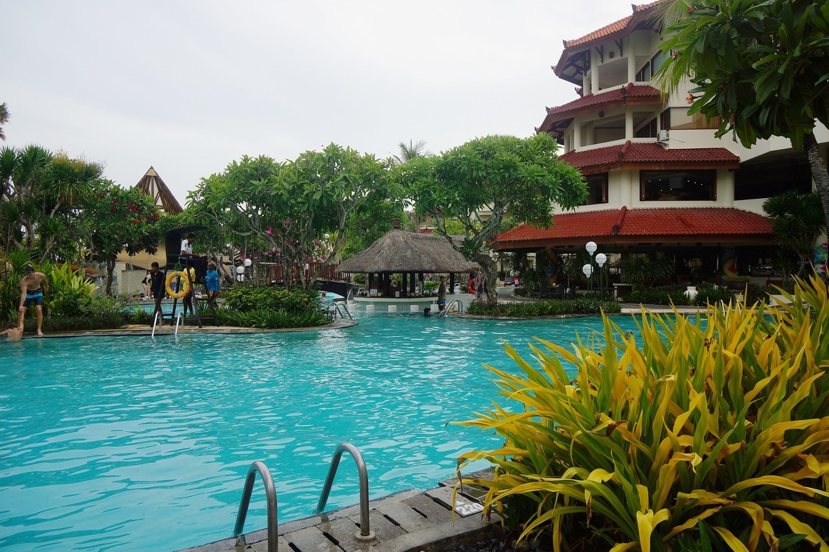印尼印象---巴厘岛宾馆游泳池风光！。。。。