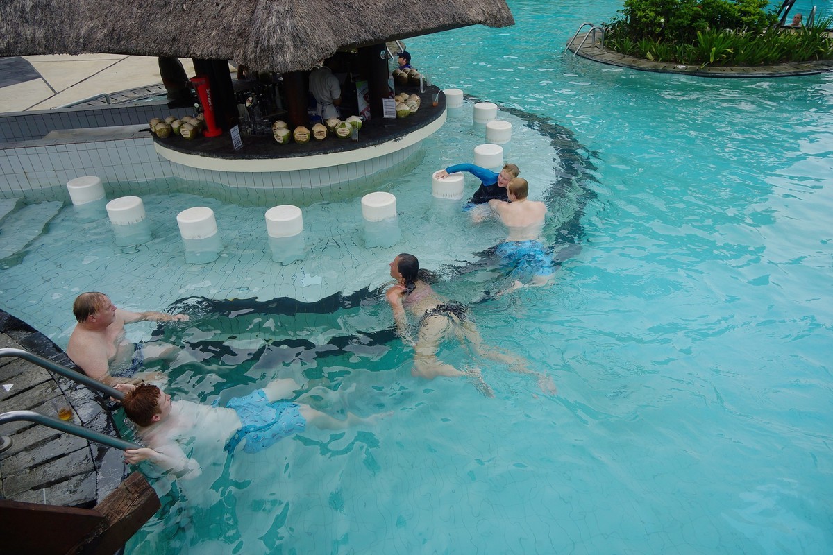 印尼印象---巴厘岛宾馆游泳池风光！。。。。