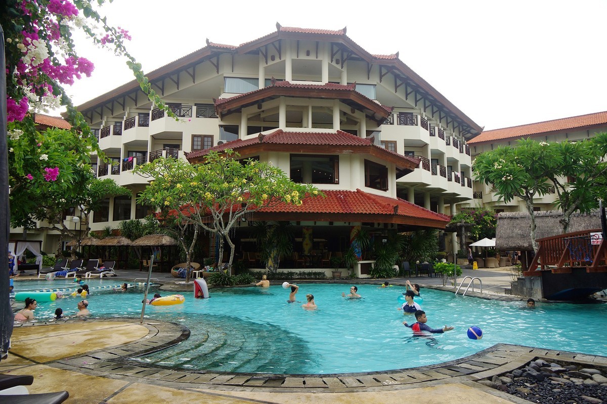 印尼印象---巴厘岛宾馆游泳池风光！。。。。