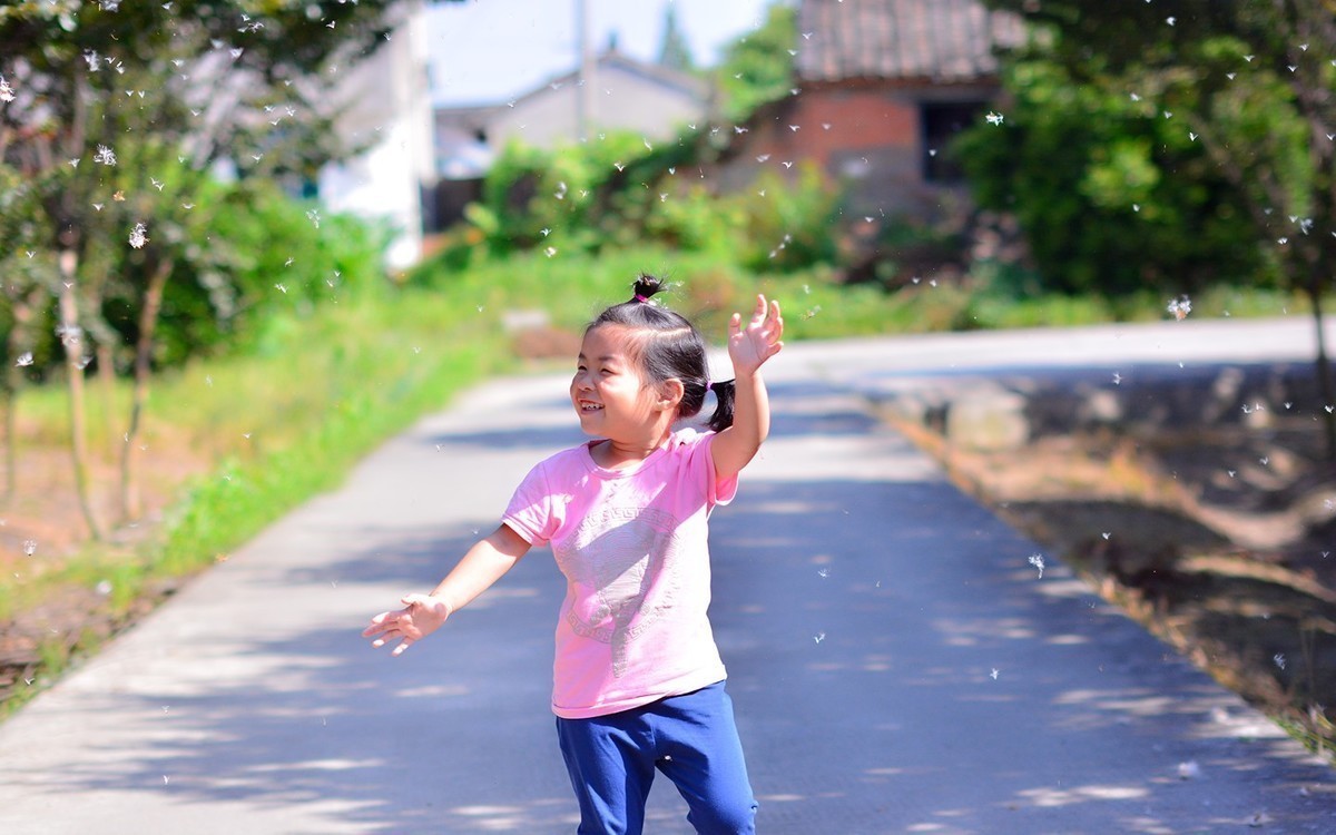 摄影的原始本质—记录美好的瞬间！一组老片-玩蒲公英的小孩！