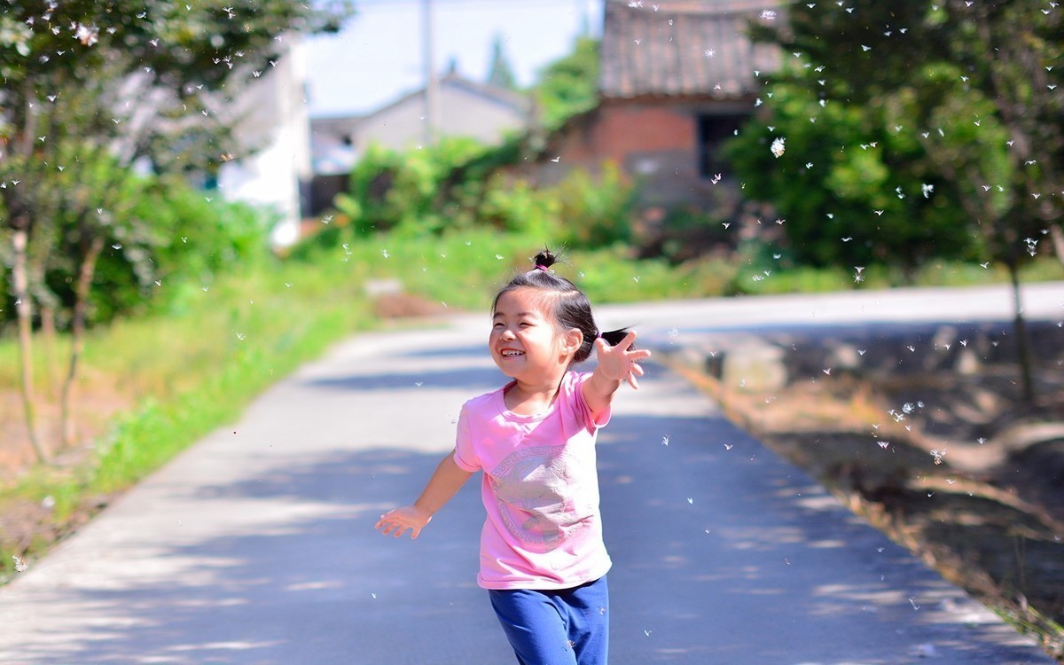 摄影的原始本质—记录美好的瞬间！一组老片-玩蒲公英的小孩！