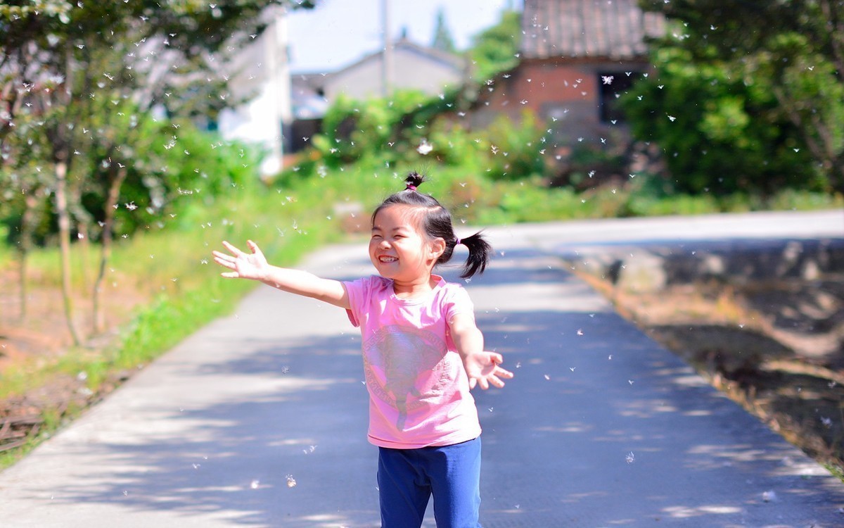 摄影的原始本质—记录美好的瞬间！一组老片-玩蒲公英的小孩！