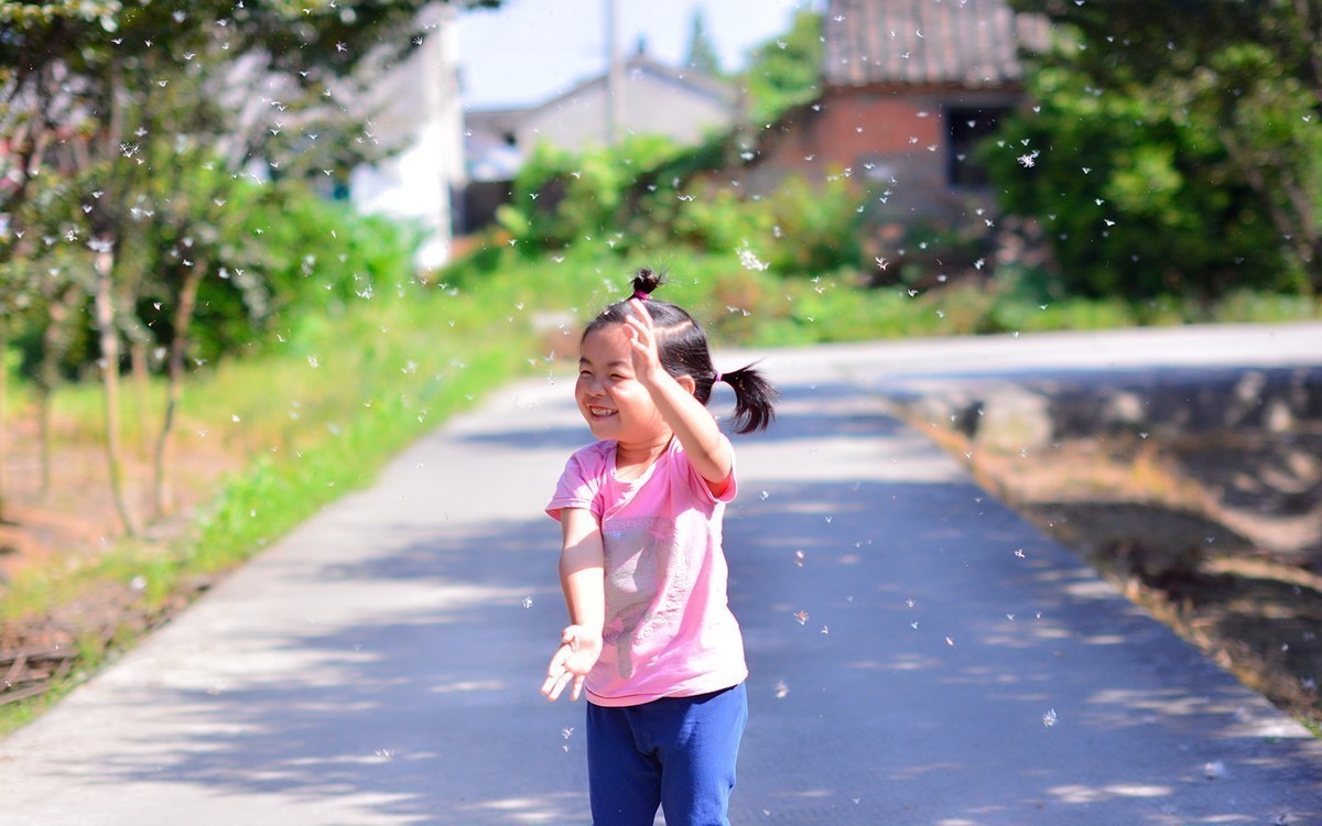 摄影的原始本质—记录美好的瞬间！一组老片-玩蒲公英的小孩！