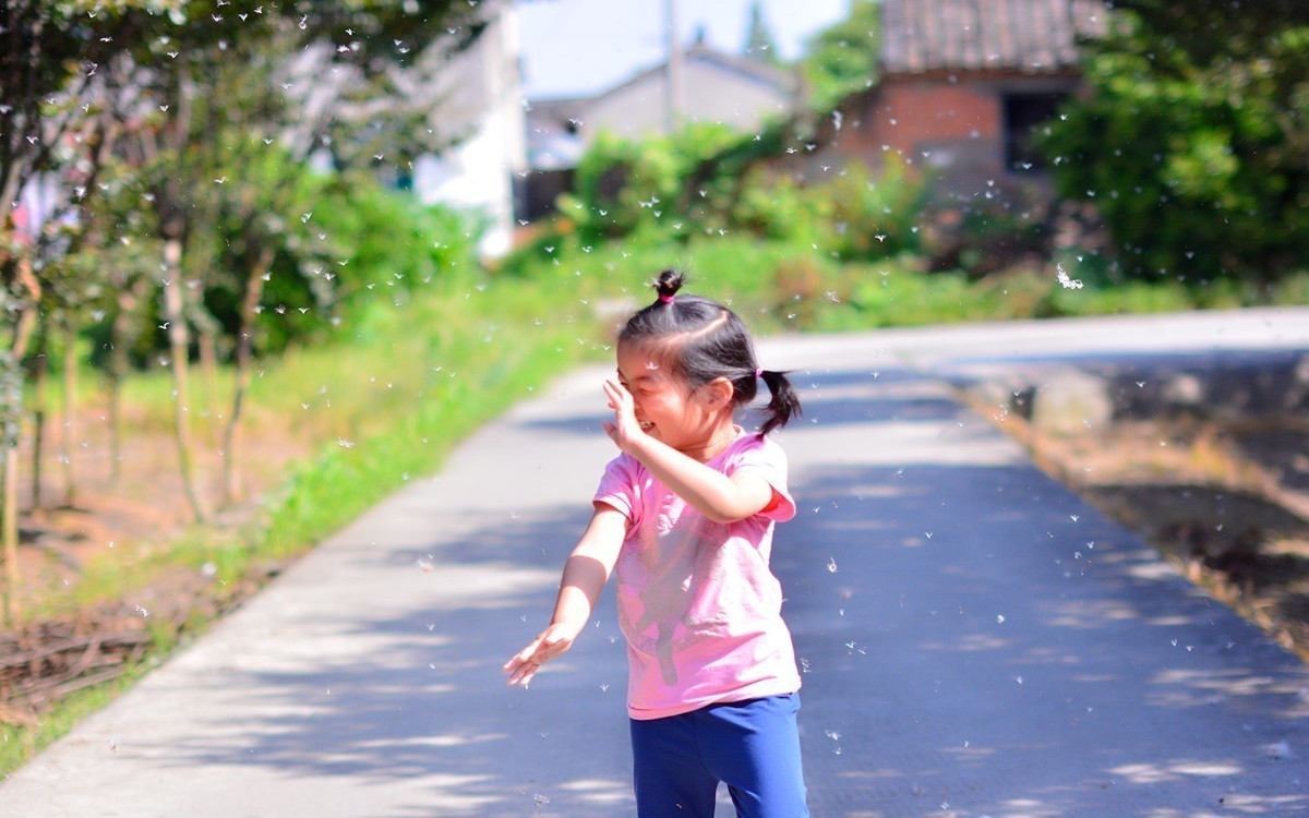摄影的原始本质—记录美好的瞬间！一组老片-玩蒲公英的小孩！