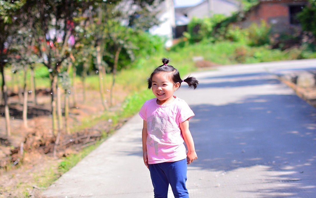 摄影的原始本质—记录美好的瞬间！一组老片-玩蒲公英的小孩！