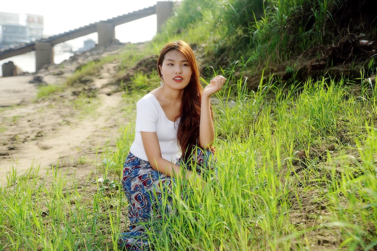 环境人像外拍花草丛中的清纯女孩