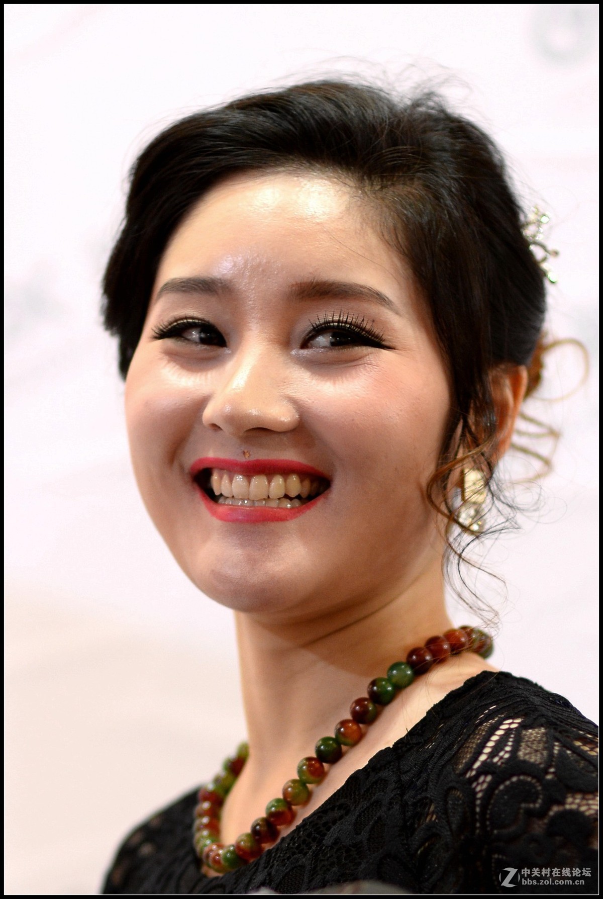 大眼睛的微笑妹子