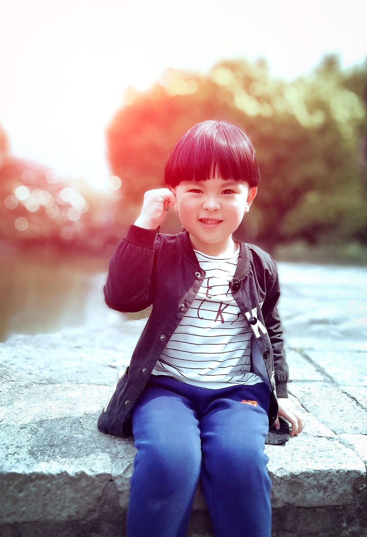 可爱的小蘑菇头手机儿童随拍