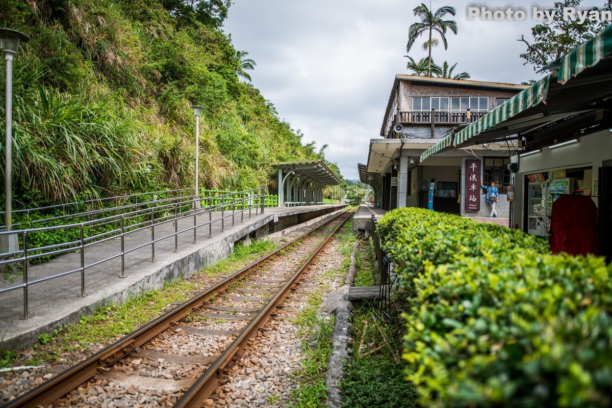 一个天灯在铁道旁升起的乡镇台湾平溪二