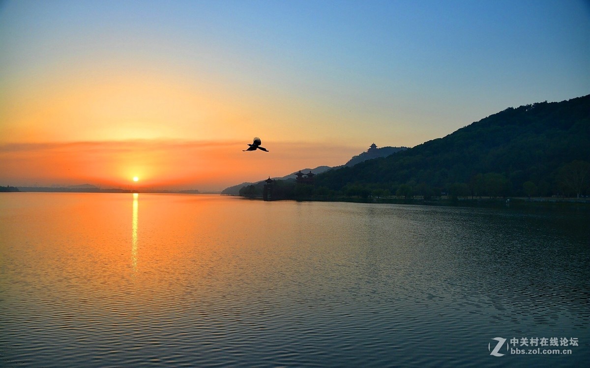 日出东湖金霞满天同庆国庆
