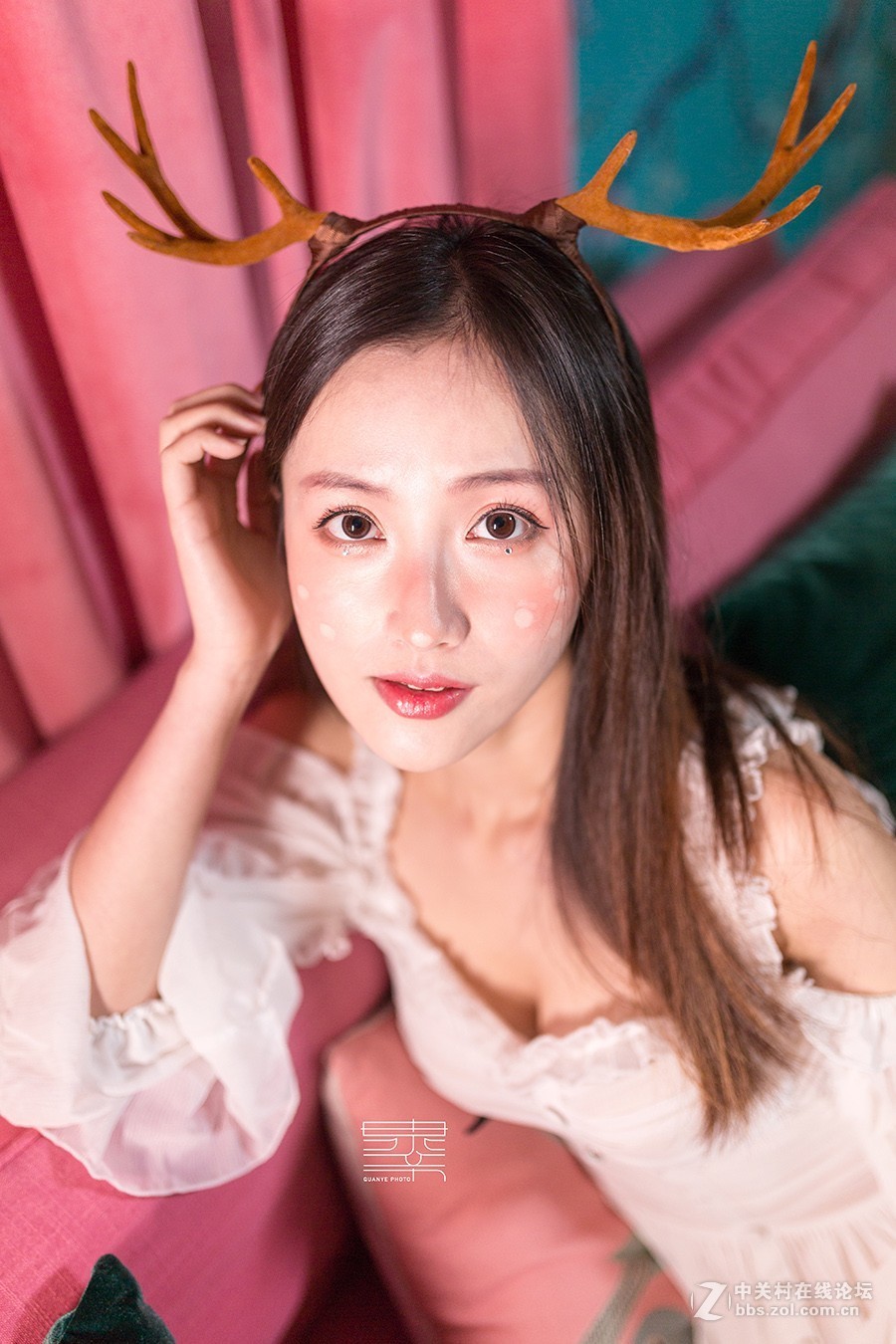 可爱的小鹿美女，圣诞前夜谁想收留？