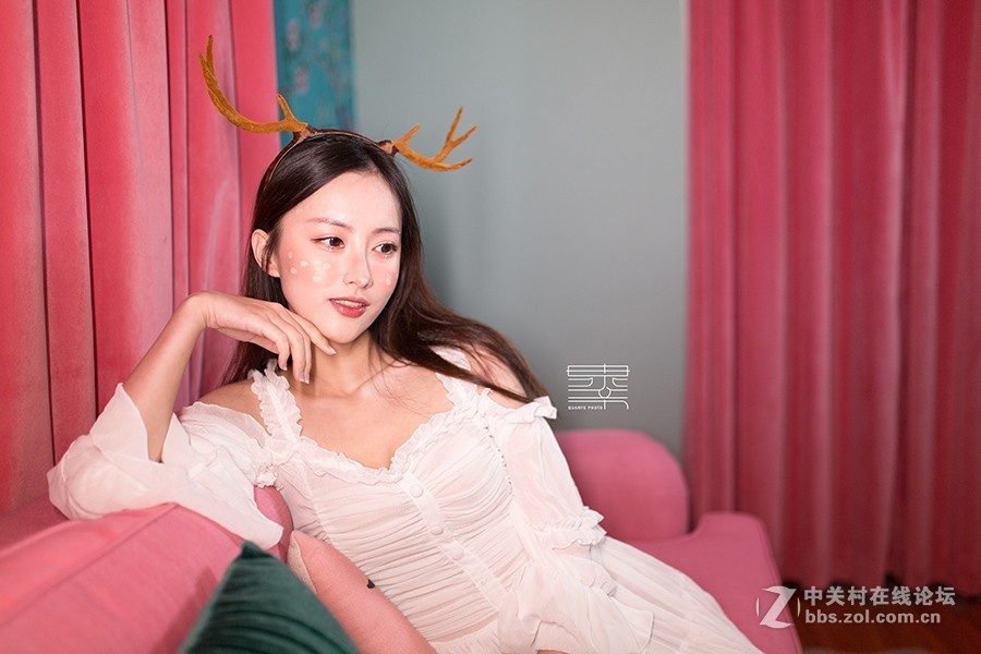 可爱的小鹿美女，圣诞前夜谁想收留？