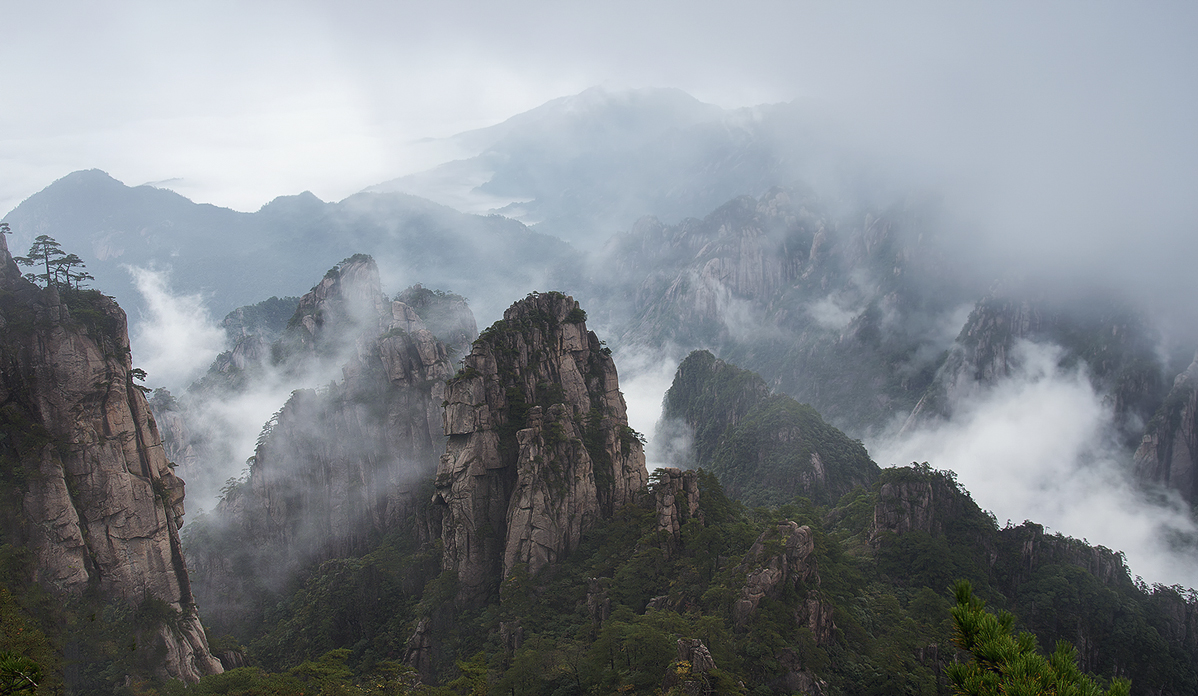 大美黃山雲霧繚繞