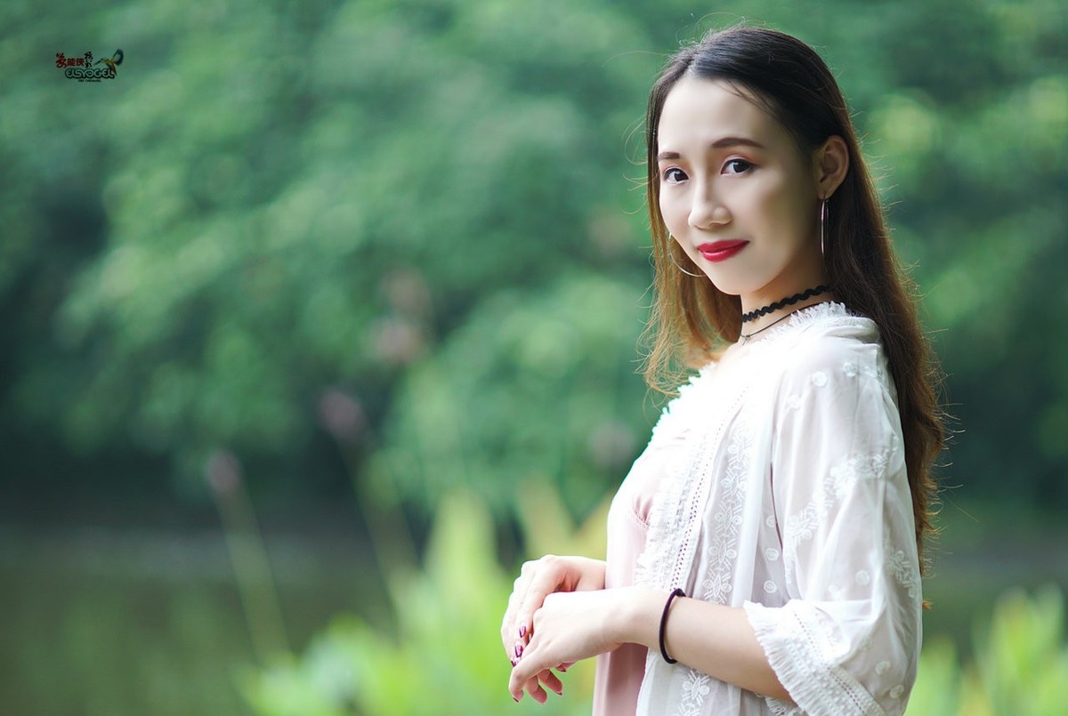 【湖边淑女】-----晓莹