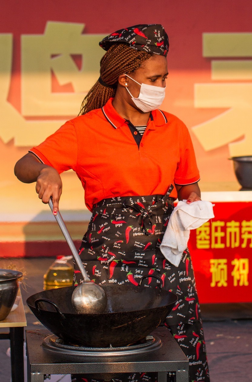 永诺50 1.4    厨艺大赛   （室外夕阳中）