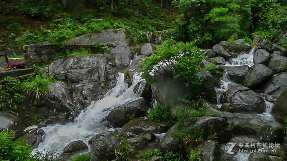 山间溪流