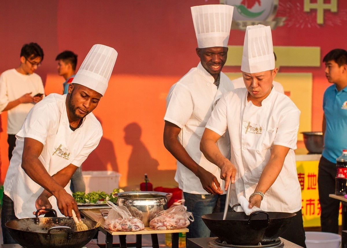 永诺50 1.4    厨艺大赛   （室外夕阳中）