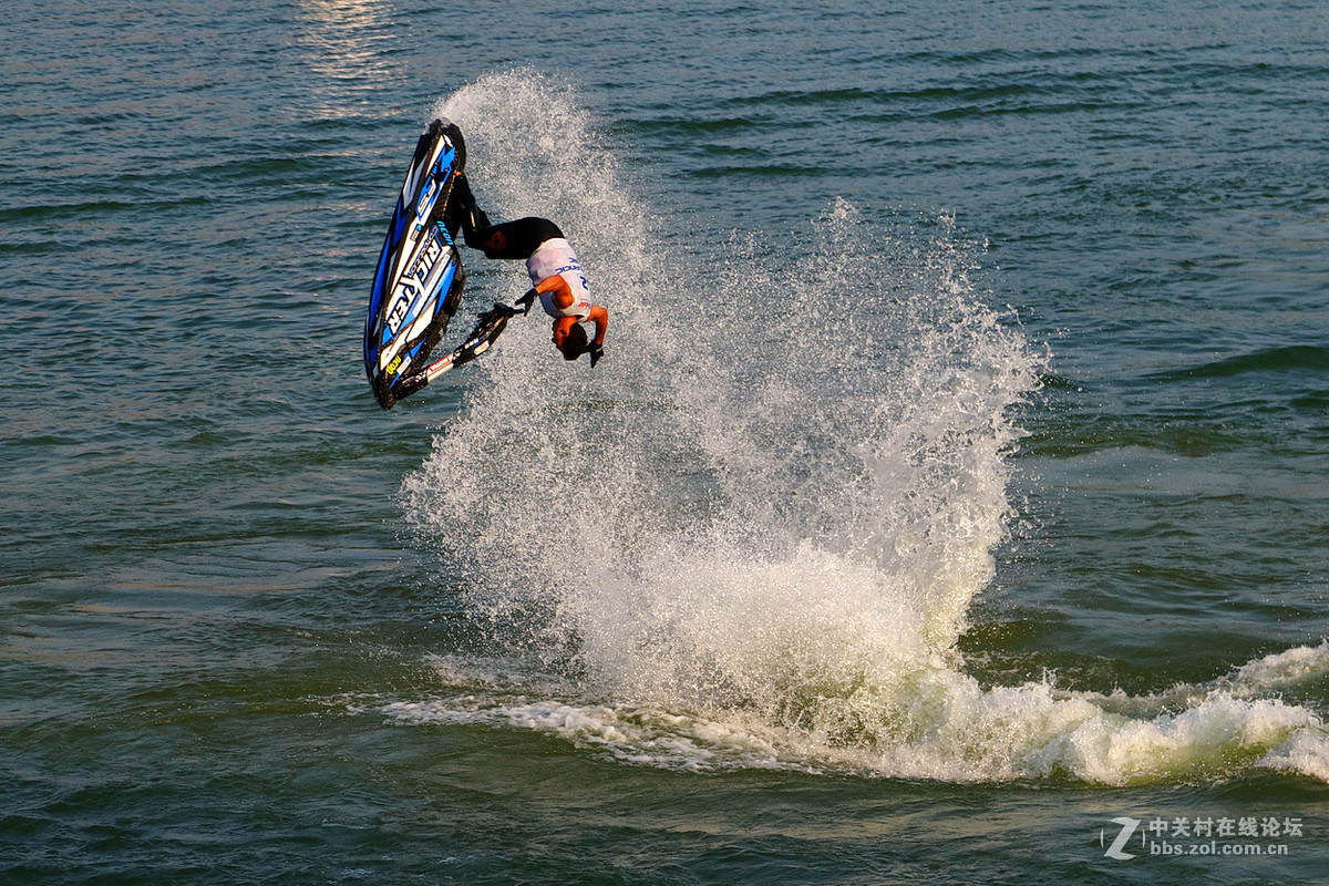 抓拍一组摩托艇花式表演赛