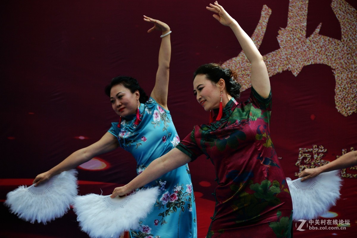 锦袍素雅身段娇