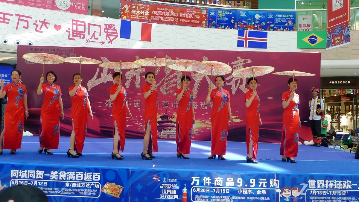 锦袍素雅身段娇