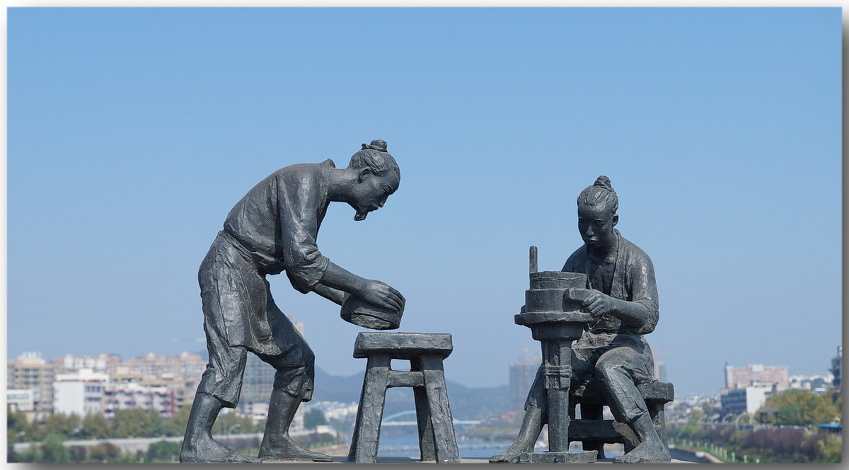 一组古代制瓷工人塑像