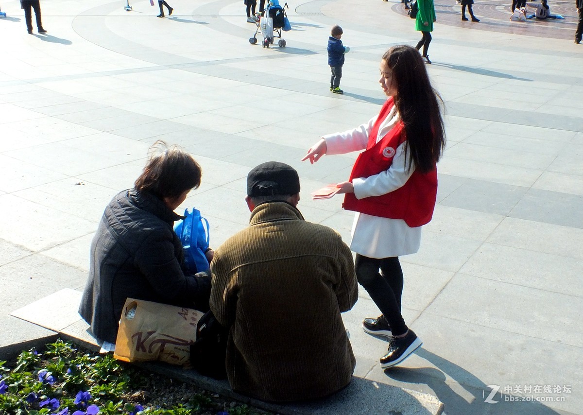 （纪实实拍组图）义务献血宣传员