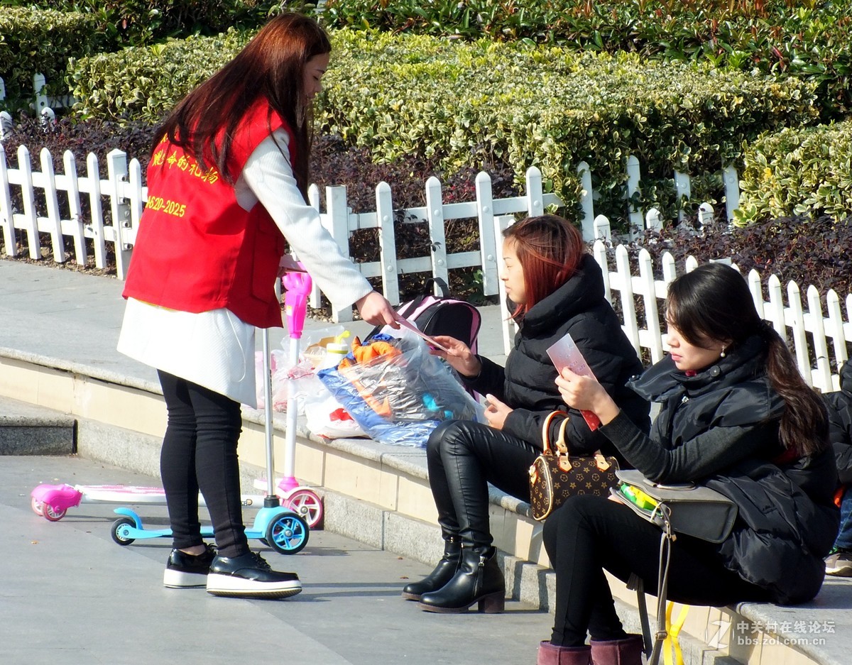 （纪实实拍组图）义务献血宣传员